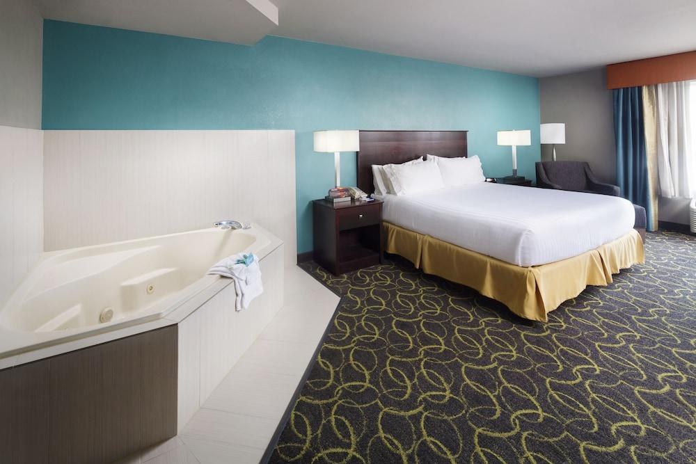 Holiday Inn Express & Suites DFW - Grapevine by IHG photo 4
