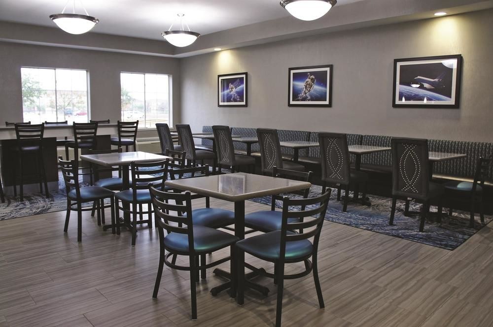 La Quinta Inn & Suites by Wyndham Houston/Clear Lake-NASA photo 1