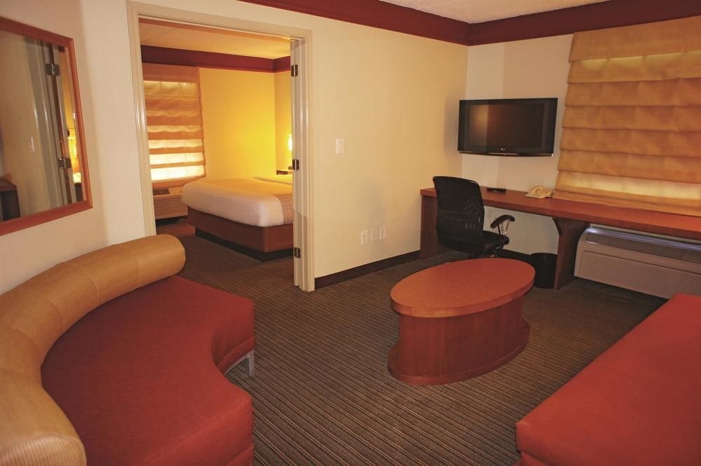 La Quinta Inn & Suites by Wyndham Austin Airport photo 2