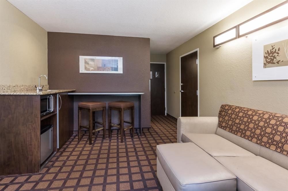 Microtel Inn & Suites by Wyndham Jacksonville Airport photo 2