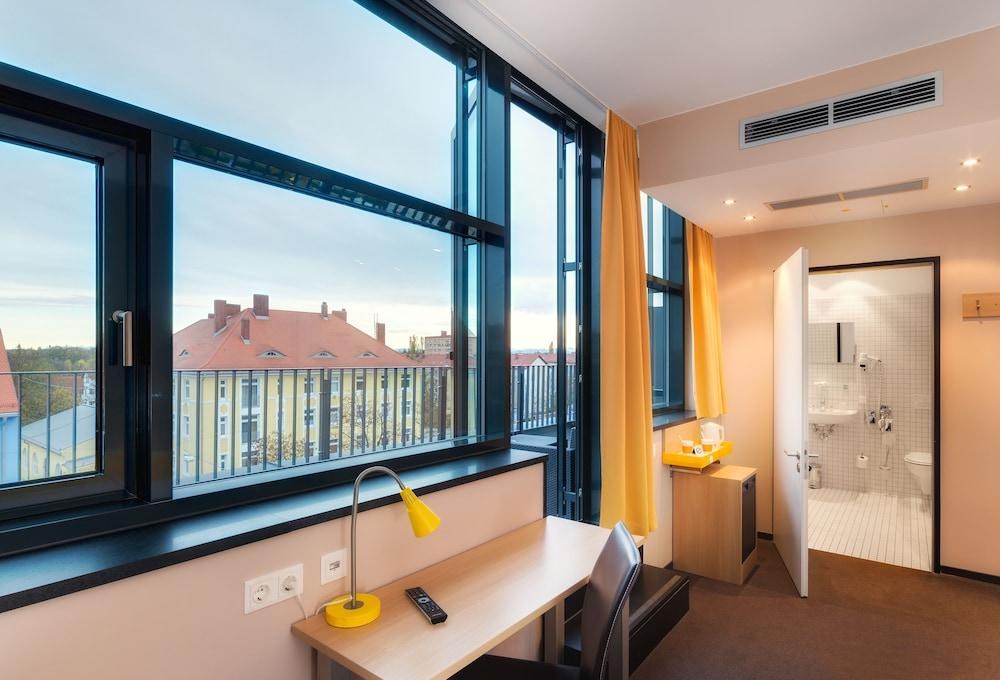 B&B Hotel München-Moosach photo 3