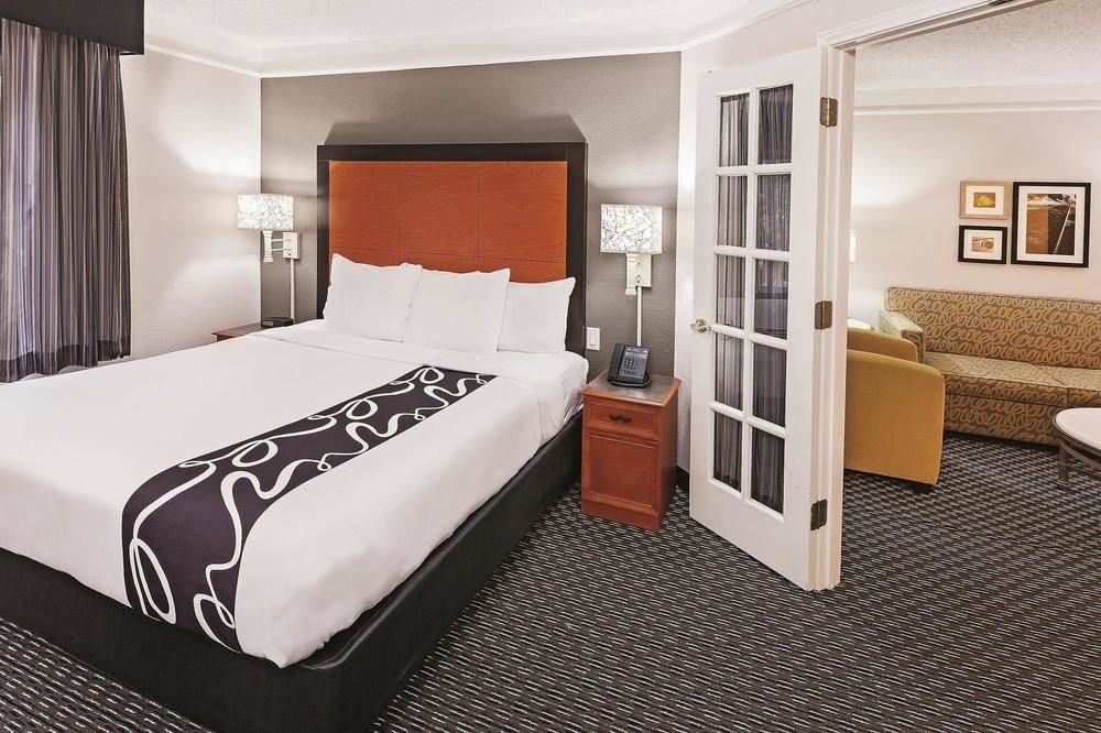La Quinta Inn & Suites by Wyndham Dallas - Addison Galleria photo 2