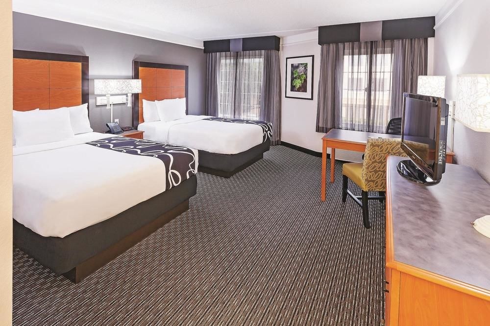 La Quinta Inn & Suites by Wyndham Dallas - Addison Galleria photo 3