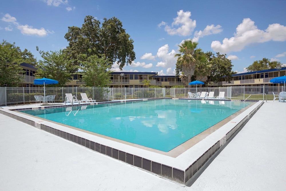 Baymont by Wyndham Orlando Lake Buena Vista South photo 2