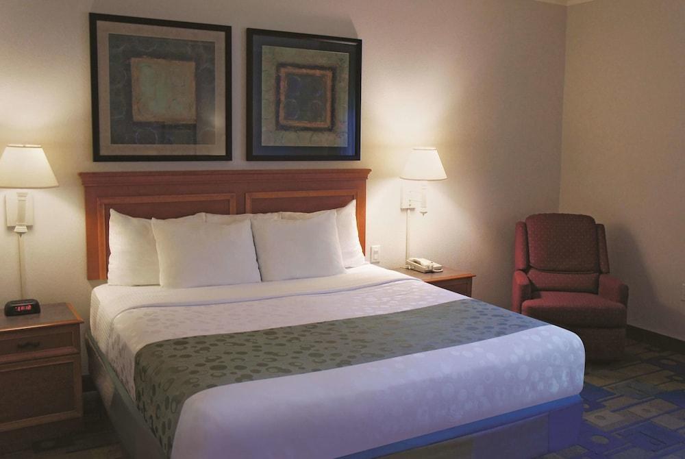 La Quinta Inn & Suites Bush Intercontinental photo 3