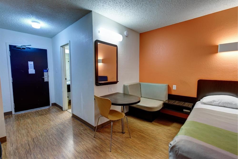 Motel 6 Houston-Hobby photo 3