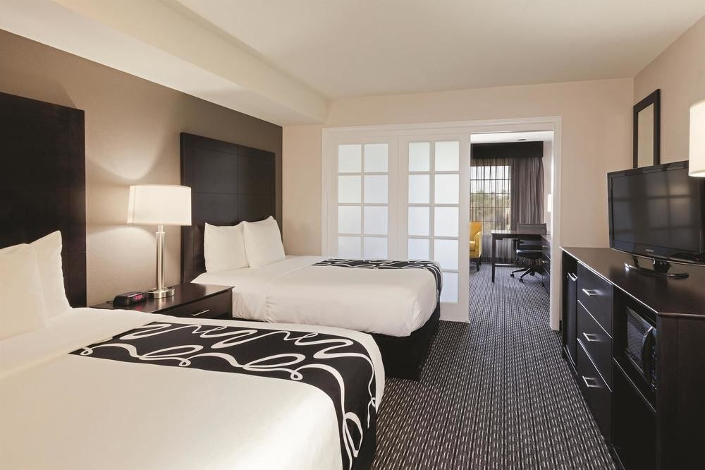 La Quinta Inn & Suites by Wyndham Anaheim photo 1
