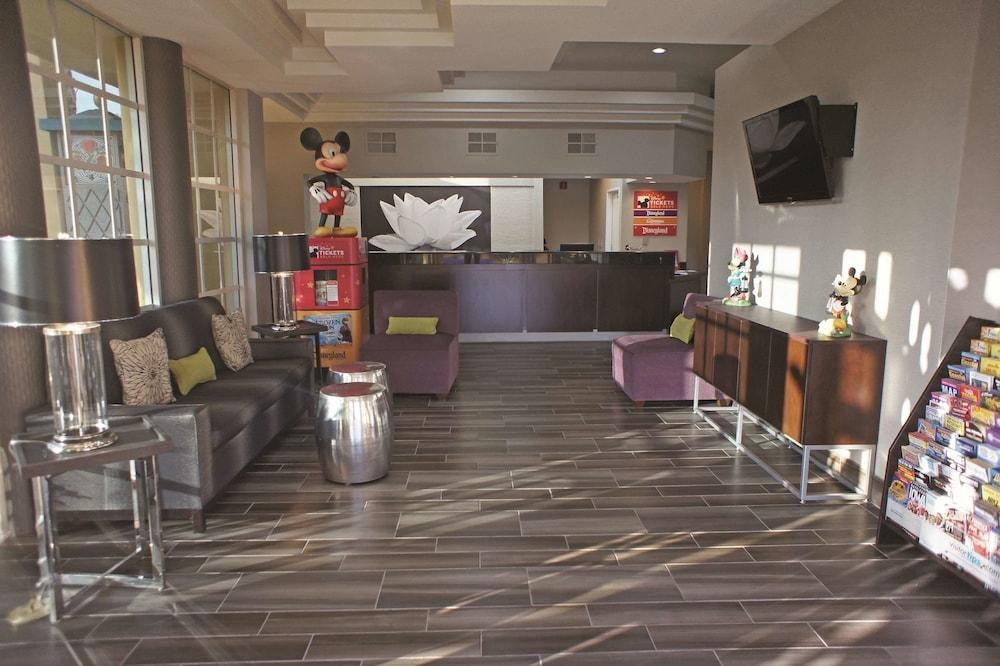 La Quinta Inn & Suites by Wyndham Anaheim photo 4