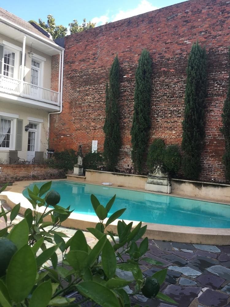 Chateau Hotel photo 2