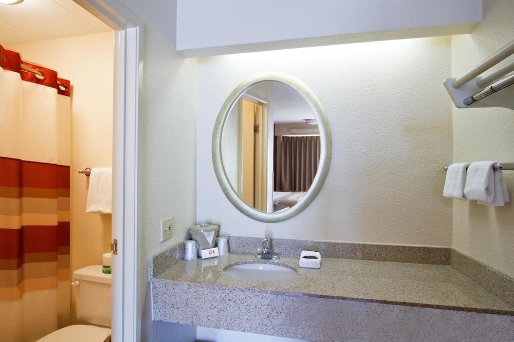 Red Roof Inn Albany Airport photo 4