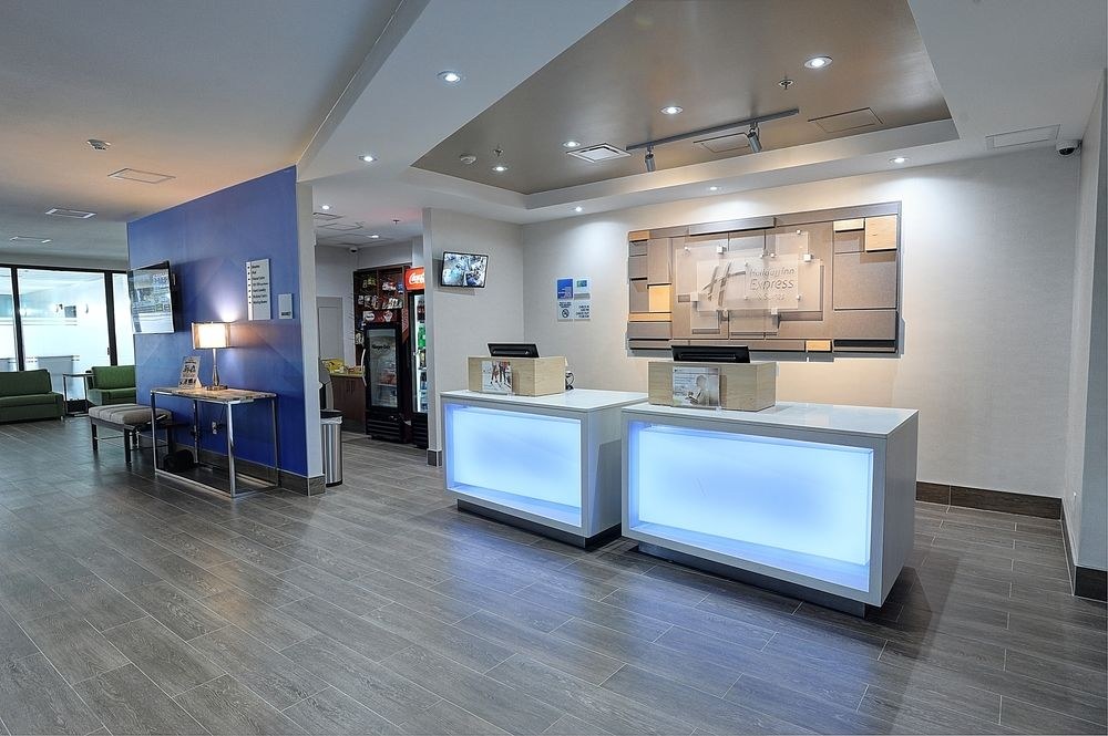 Holiday Inn Express & Suites Toronto Airport West by IHG photo 2