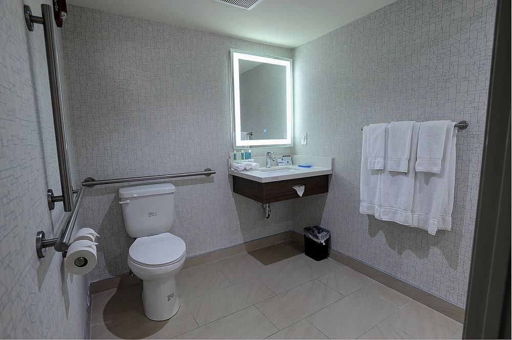 Holiday Inn Express & Suites Toronto Airport West by IHG photo 3