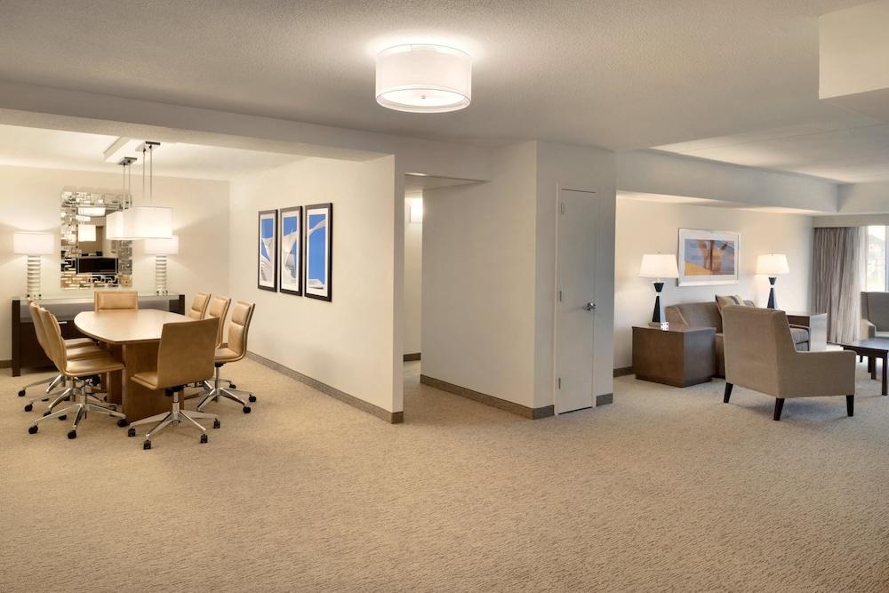 Embassy Suites by Hilton Milwaukee Brookfield photo 4