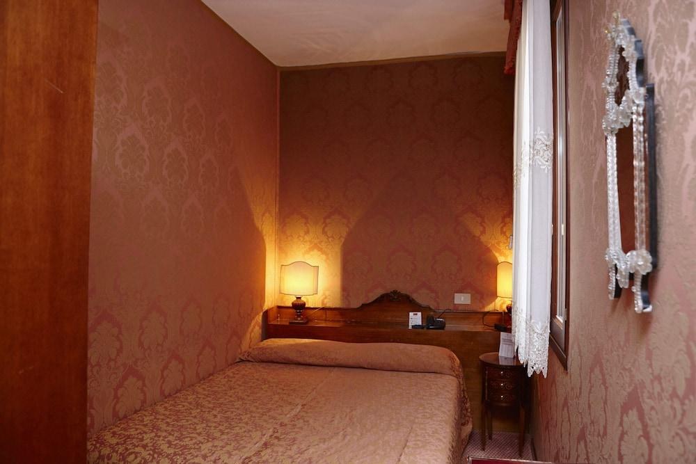 HOTEL LISBONA photo 4