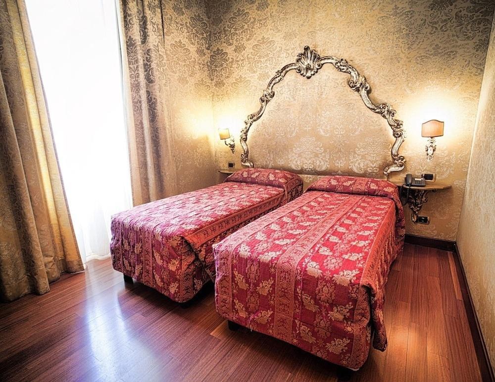 HOTEL DES EPOQUES photo 2