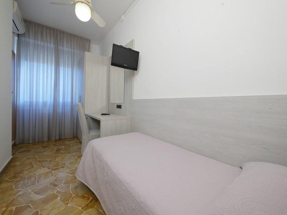 CAREGGI photo 1