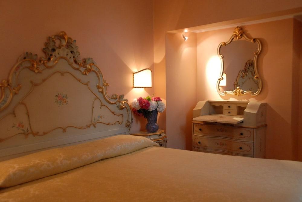 PENSIONE ACCADEMIA - VILLA MARAVEGE photo 2