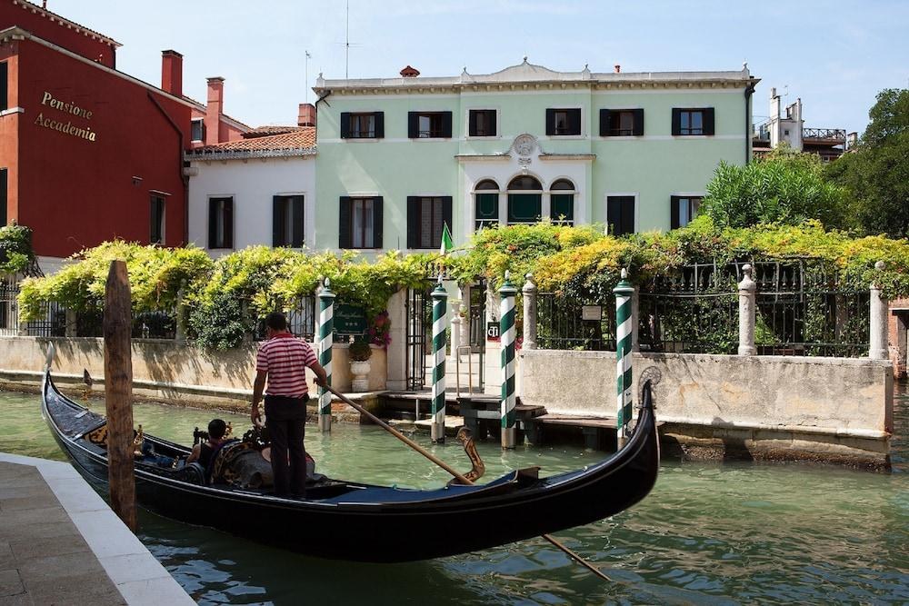 PENSIONE ACCADEMIA - VILLA MARAVEGE photo 3