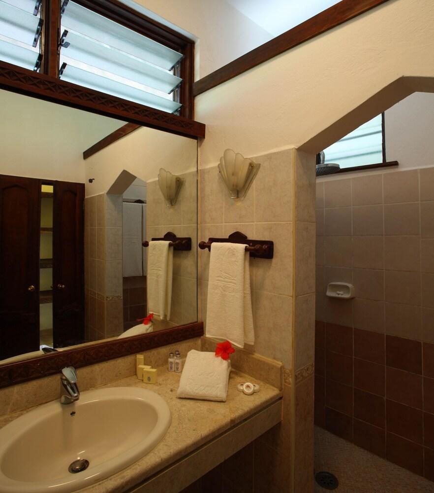 Bluebay Beach Resort & Spa photo 2