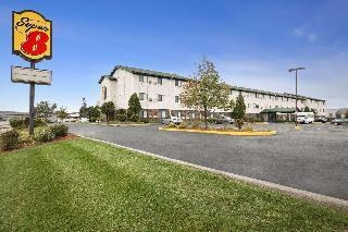 Super 8 by Wyndham Milwaukee Airport photo 1