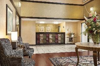 Super 8 by Wyndham Milwaukee Airport photo 2