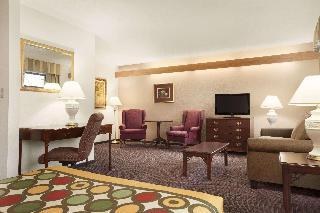 Super 8 by Wyndham Milwaukee Airport photo 4