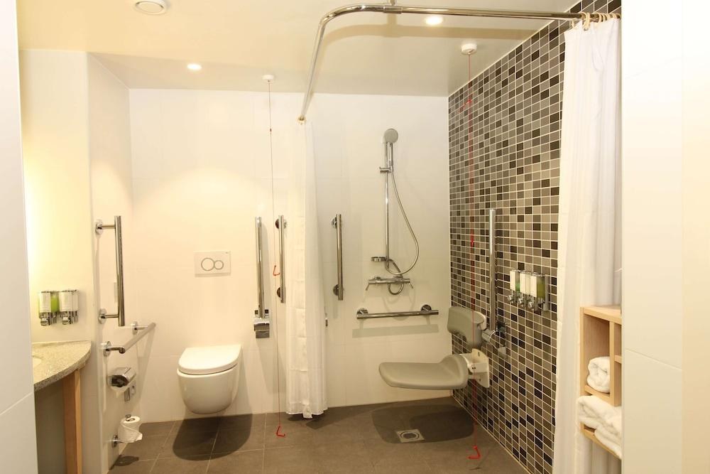 HAMPTON BY HILTON LONDON DOCKLANDS photo 4