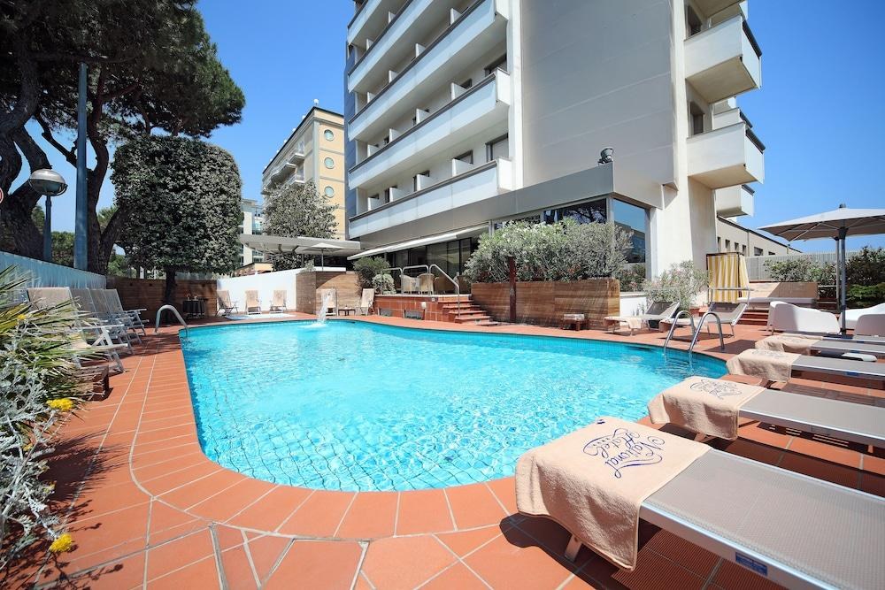 National Hotel photo 2