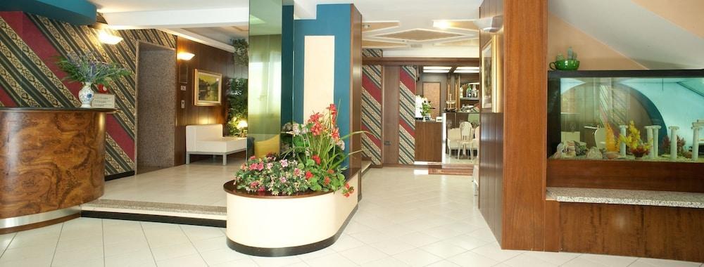 HOTEL AUGUSTUS photo 1
