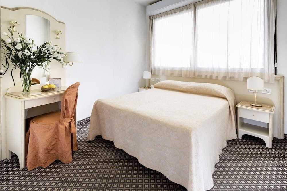 HOTEL ACAPULCO photo 2