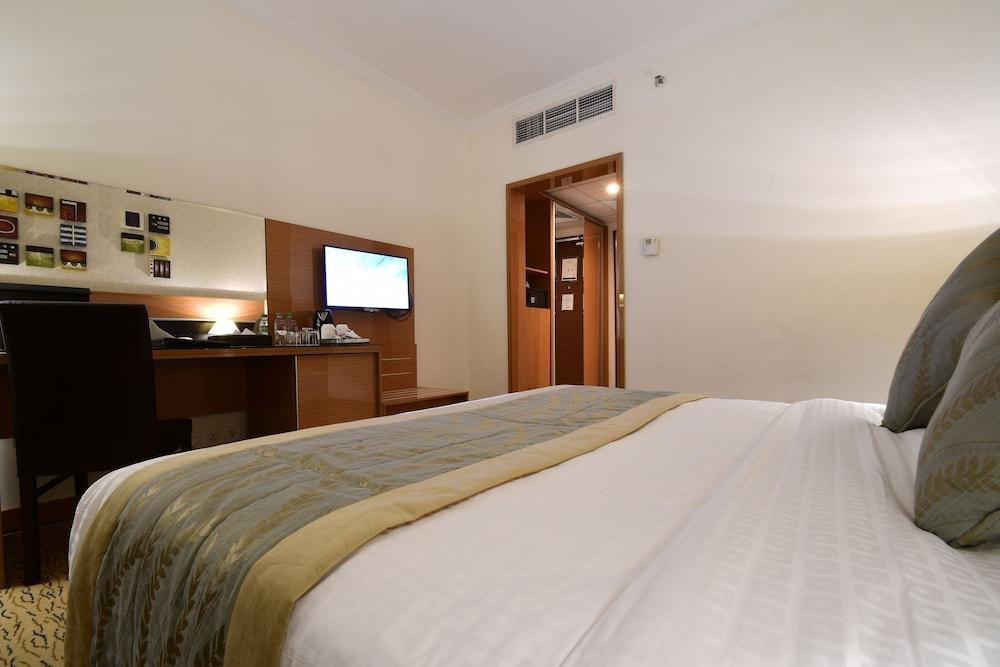 GOLDEN TULIP AL ANSAR