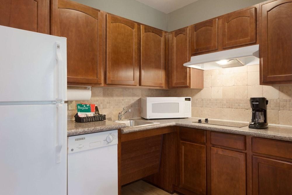 Homewood Suites by Hilton Jacksonville Deerwood Park photo 3