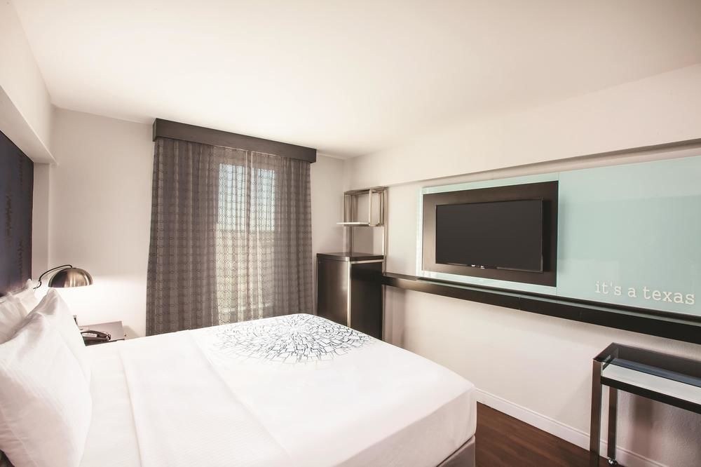 Holiday Inn Express Dallas Downtown by IHG photo 2