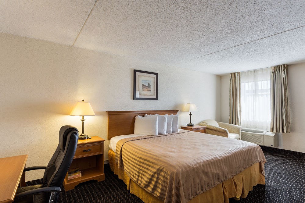 RODEWAY INN & SUITES