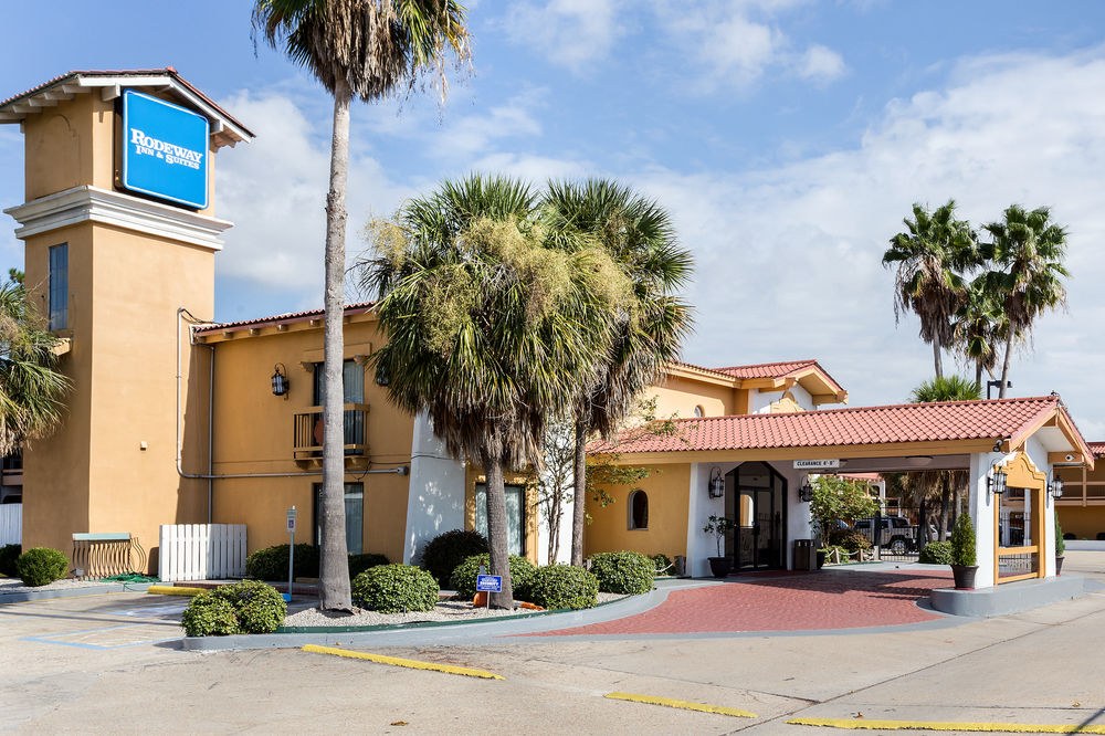 RODEWAY INN & SUITES photo 2