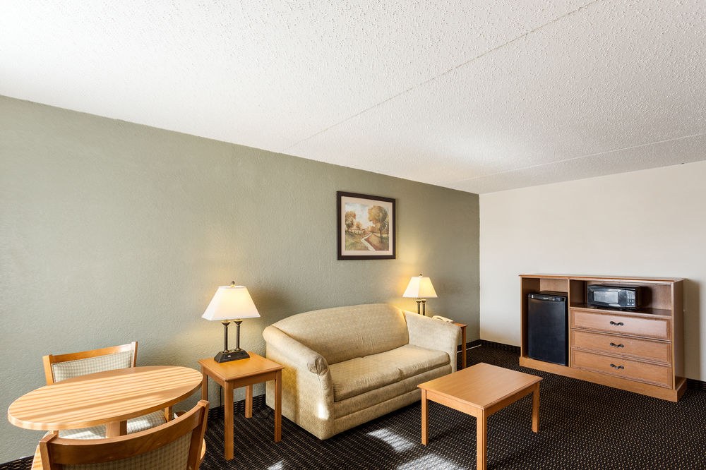 RODEWAY INN & SUITES photo 3