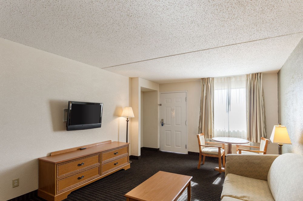 RODEWAY INN & SUITES photo 4