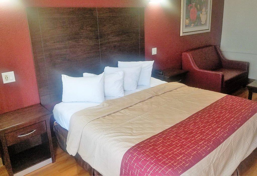 Red Roof Inn & Suites Houston - Hobby Airport photo 1