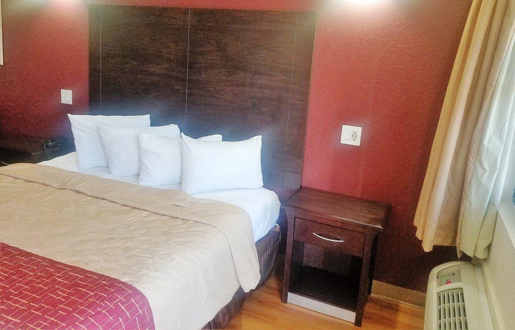 Red Roof Inn & Suites Houston - Hobby Airport photo 3