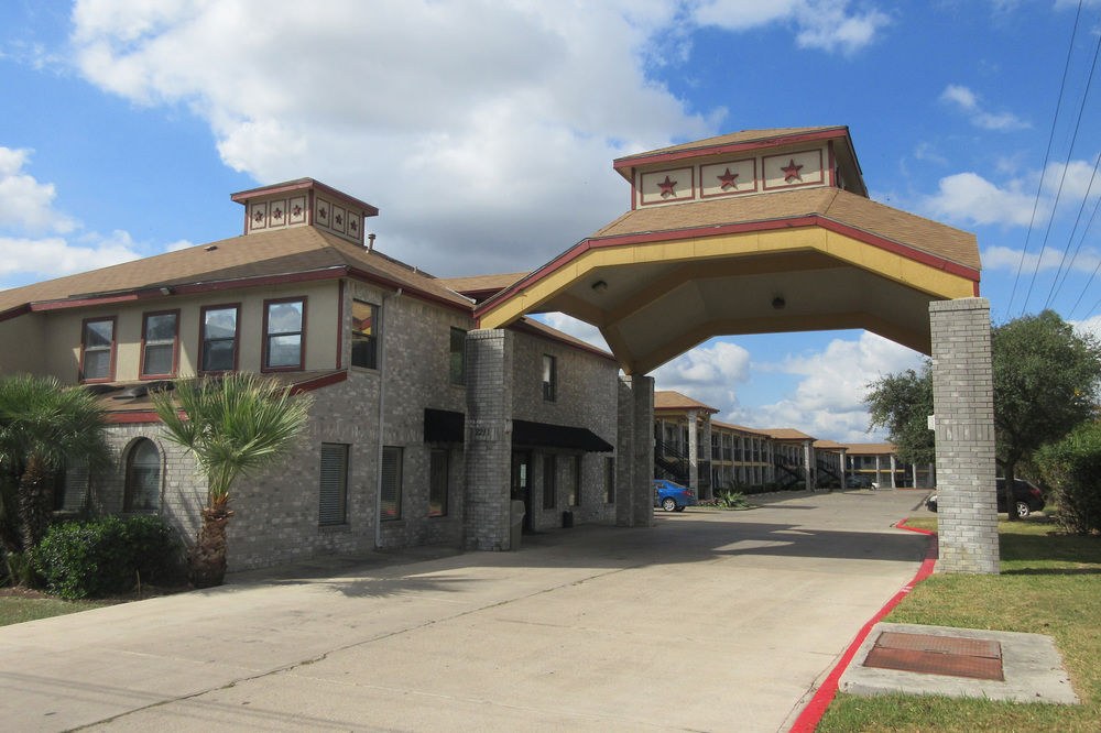Econo Lodge Near Lackland Air Force Base - SeaWorld photo 1