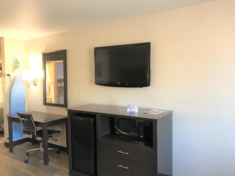 Econo Lodge Near Lackland Air Force Base - SeaWorld photo 3