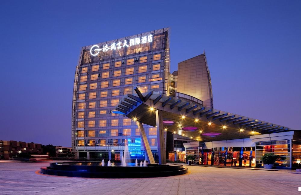 GRAND SKYLIGHT INTERNATIONAL HOTEL GUANLAN photo 2