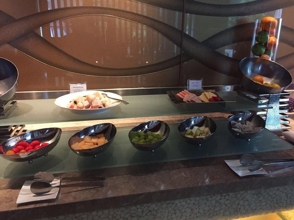 GRAND SKYLIGHT INTERNATIONAL HOTEL GUANLAN photo 4