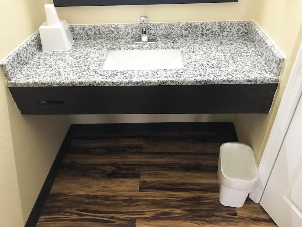 Knights Inn Lumberton photo 2