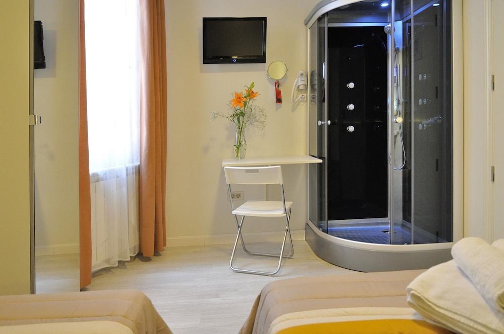 Hostal Far Home Plaza Mayor photo 4