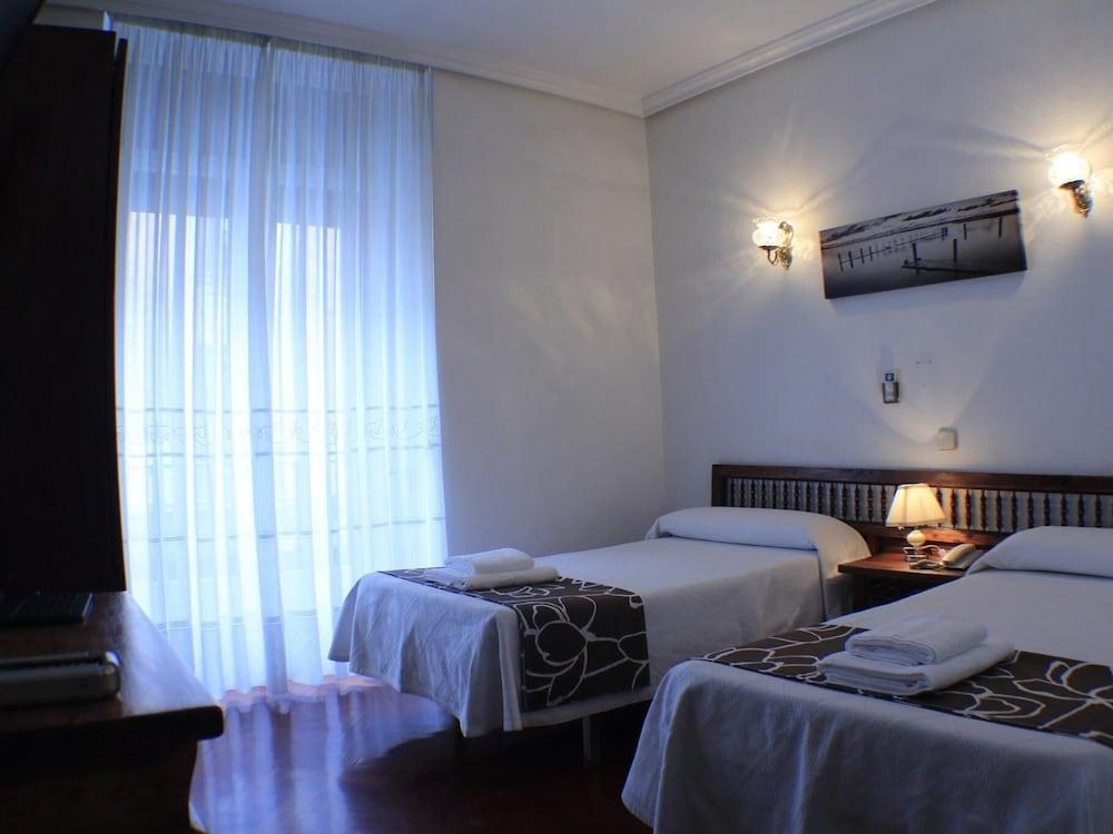 Hostal Esmeralda photo 2
