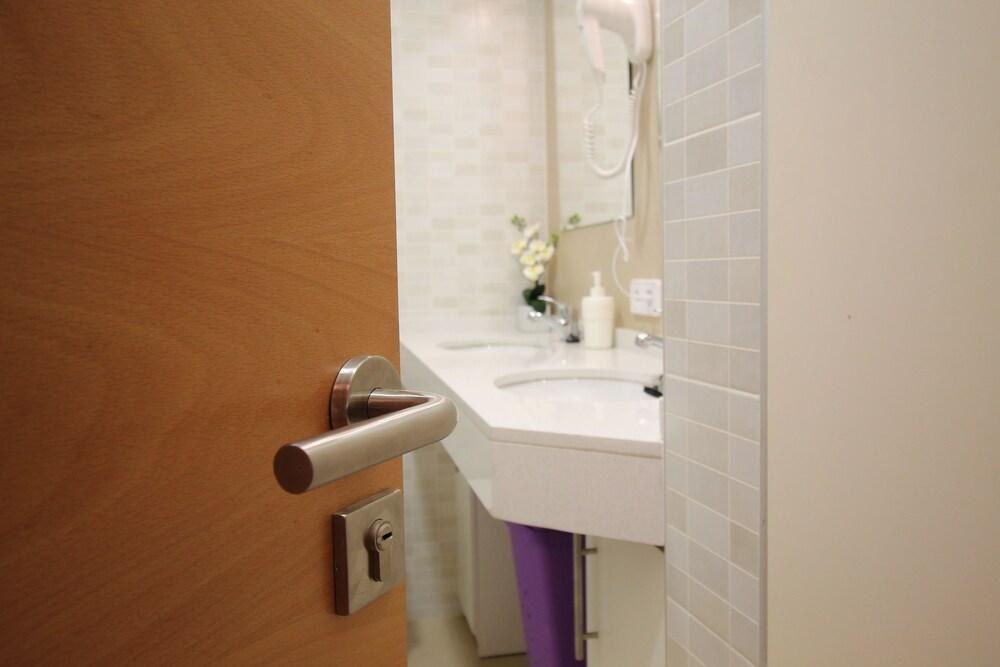 Hostal Orleans Barcelona photo 3
