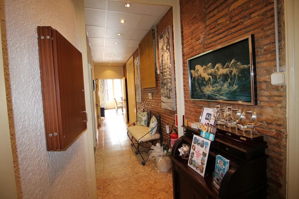 Hostal Orleans Barcelona photo 4