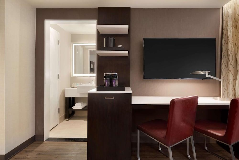 Embassy Suites by Hilton New York Manhattan Times Square photo 4
