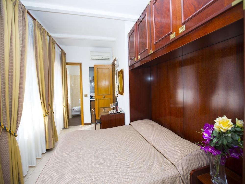 HOTEL RESIDENCE VILLA TASSONI photo 2